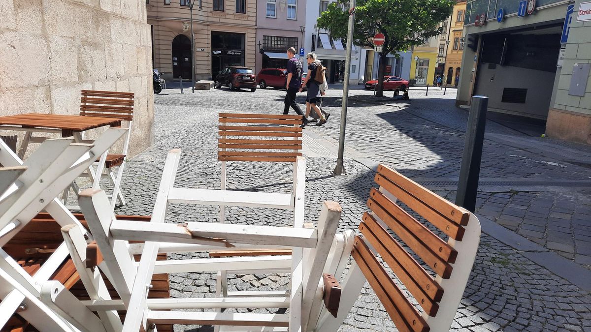 Bitka v Brně: Napadený seděl, pil pivo a najednou na něj začaly lítat židle